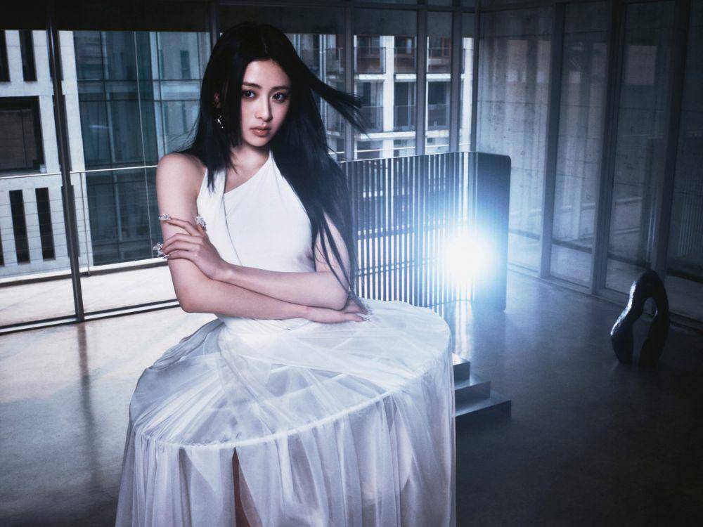 potret Yunjin LE SSERAFIM di mini album HOT (dok. Weverse/LE SSERAFIM)
