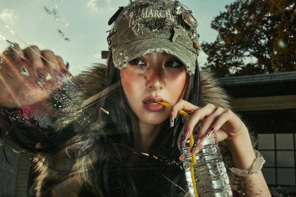 potret Yunjin LE SSERAFIM di mini album HOT (dok. Weverse/LE SSERAFIM)