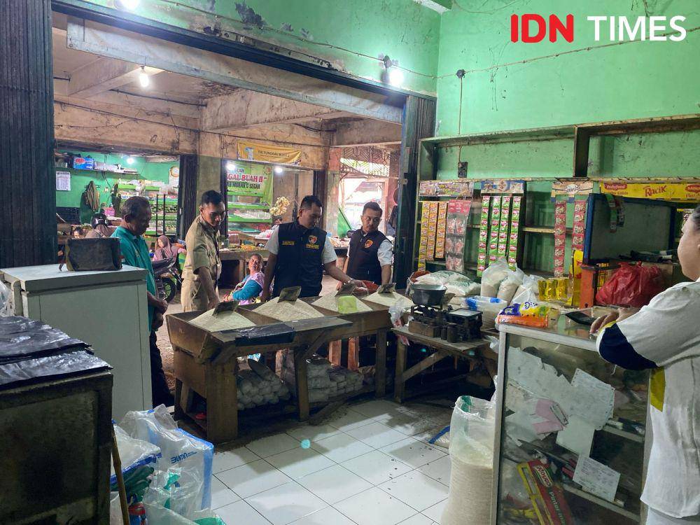 Satgas pangan Polresta Banyumas dan Dinperindag saat lakukan pantau harga bahan kebutuhan pokok di Banyumas.(IDN Times/Cokie Sutrisno)