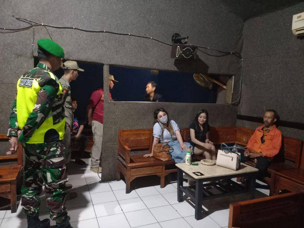 Razia karaoke yang dilakukan Satpol PP Tulungagung. IDN Times/ Bramanta Pamungkas