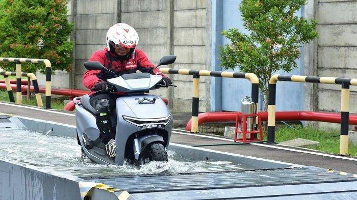 ilustrasi Motor Listrik Melewati Banjir (Dok. Honda AHM)
