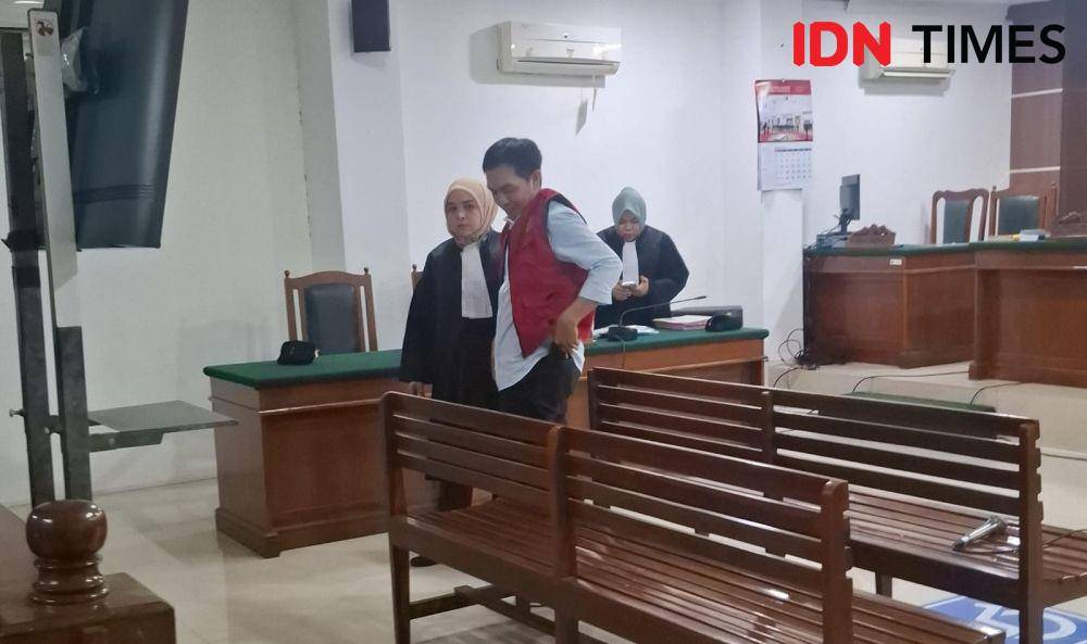 Mustadir Dg Sila (42), pemilik produk skincare FF Glow di Pengadilan Negeri Makassar, Kamis (13/3/2025). IDN Times/Darsil Yahya