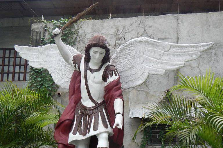 patung Malaikat Mikhael di Keuskupan Katolik Roma Tarlac (commons.wikimedia.org/Ramon FVelasquez)
