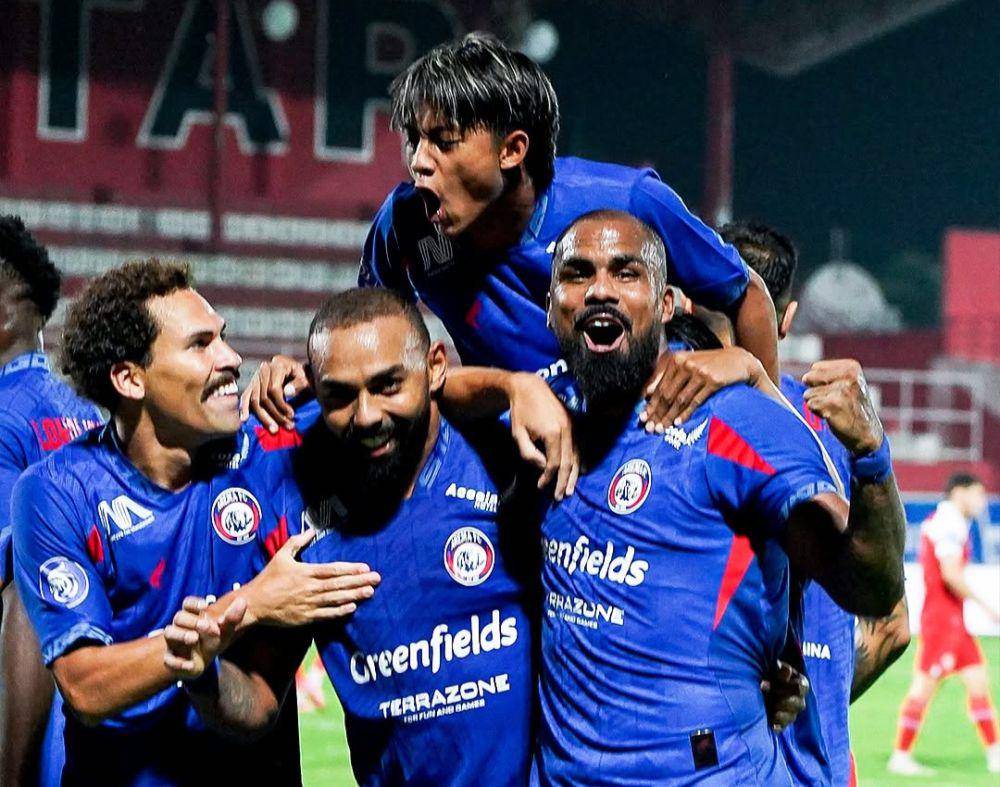 Pemain-pemain Arema FC saat merayakan gol ke gawang Barito Putera di Stadion Soepriadi Blitar. (Dok. Media Officer Arema FC)