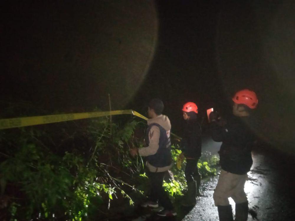 Jalur Menuju Gunung Bromo Mengalami Longsor