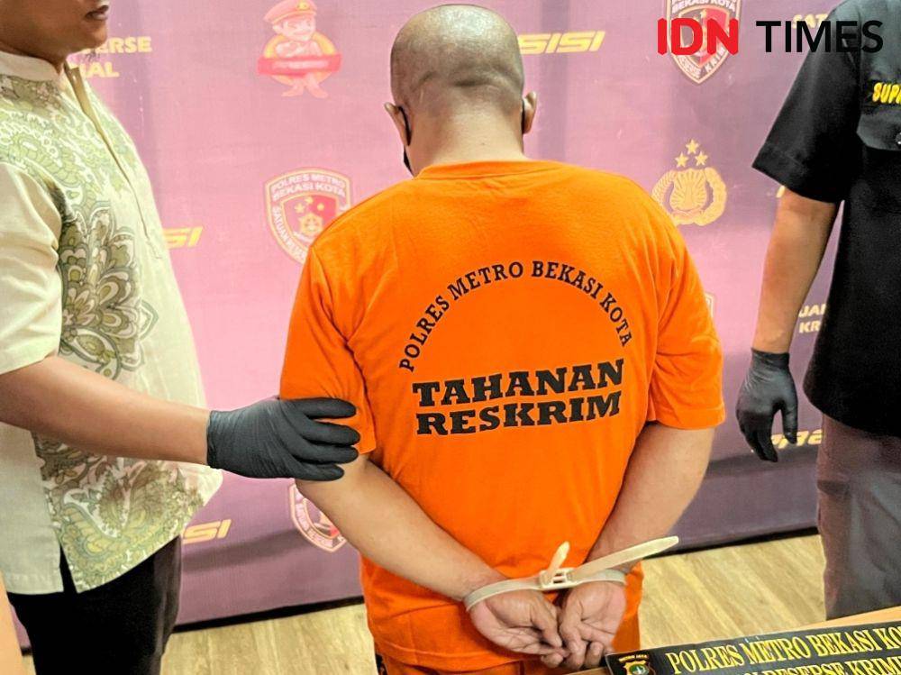 Pelaku pencabulan terhadap anak kandung di Bekasi. (IDN Times/Imam Faishal)