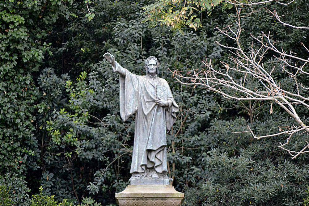 monumen Dante Alighieri (commons.wikimedia.org/wiki/Yeagov)