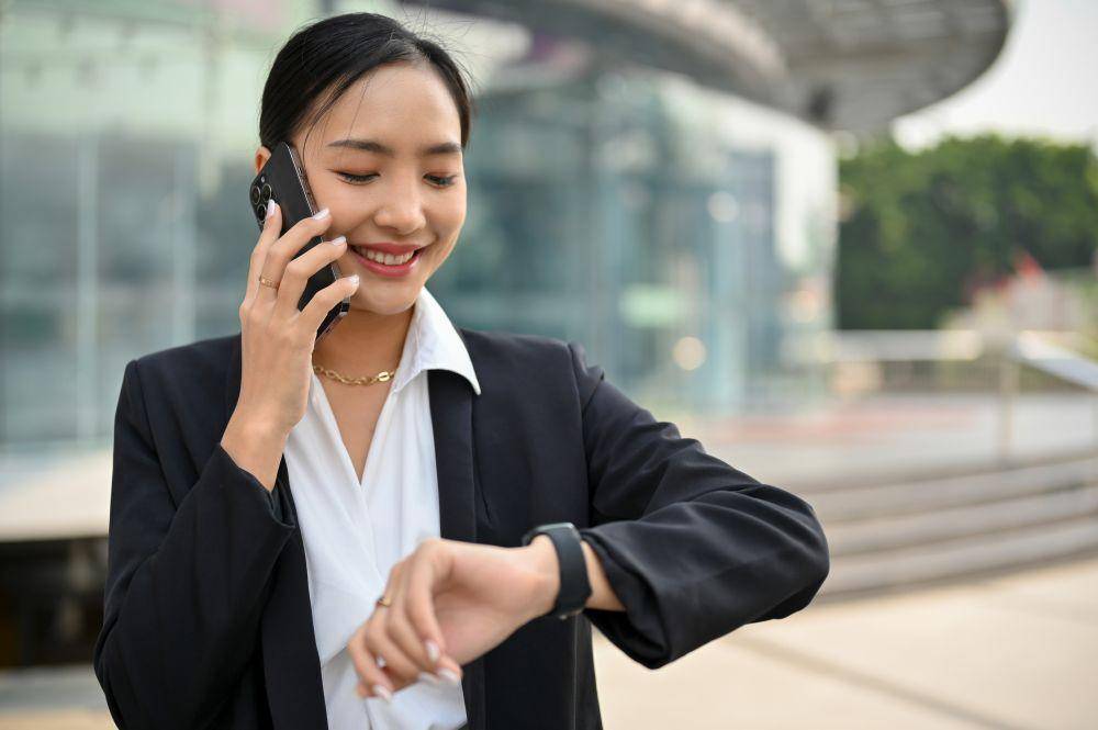 Ilustrasi Gen Z jaga fokus dan energi dengan berjalan di sekitar kantor (123rf.com/d8nn)