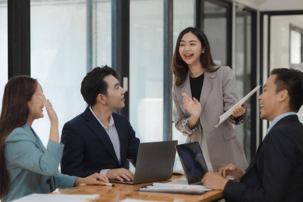 Ilustrasi Gen Z bekerja di kantor (123rf.com/dookdui)
