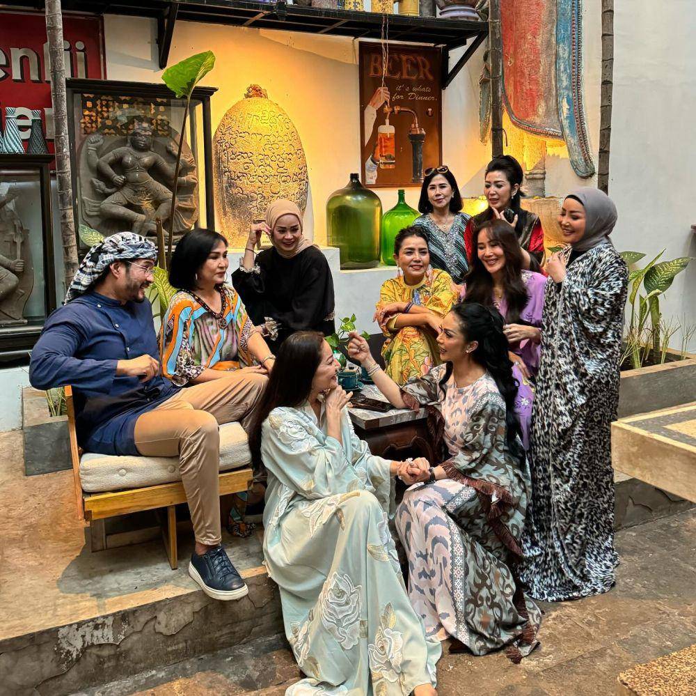 potret buka puasa bersama Geng Kepompong (instagram.com/mayangsari_official)