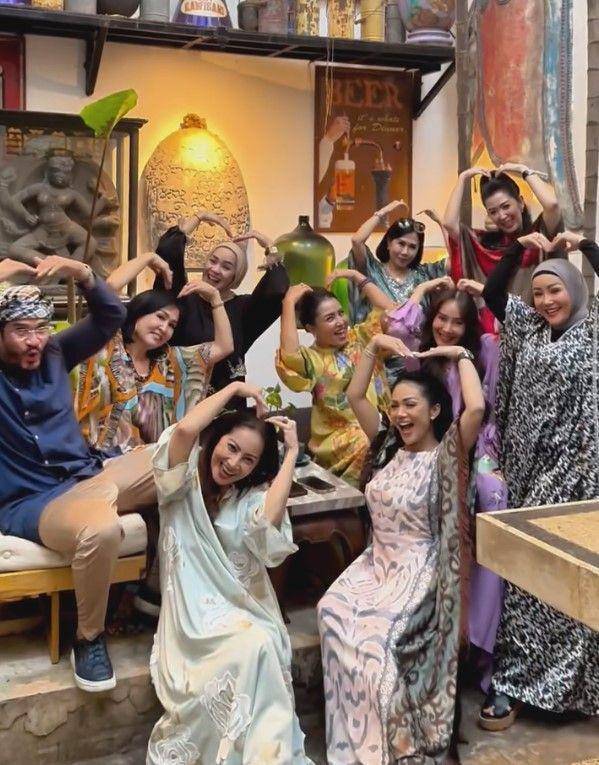 potret buka puasa bersama Geng Kepompong (instagram.com/mayangsari_official)