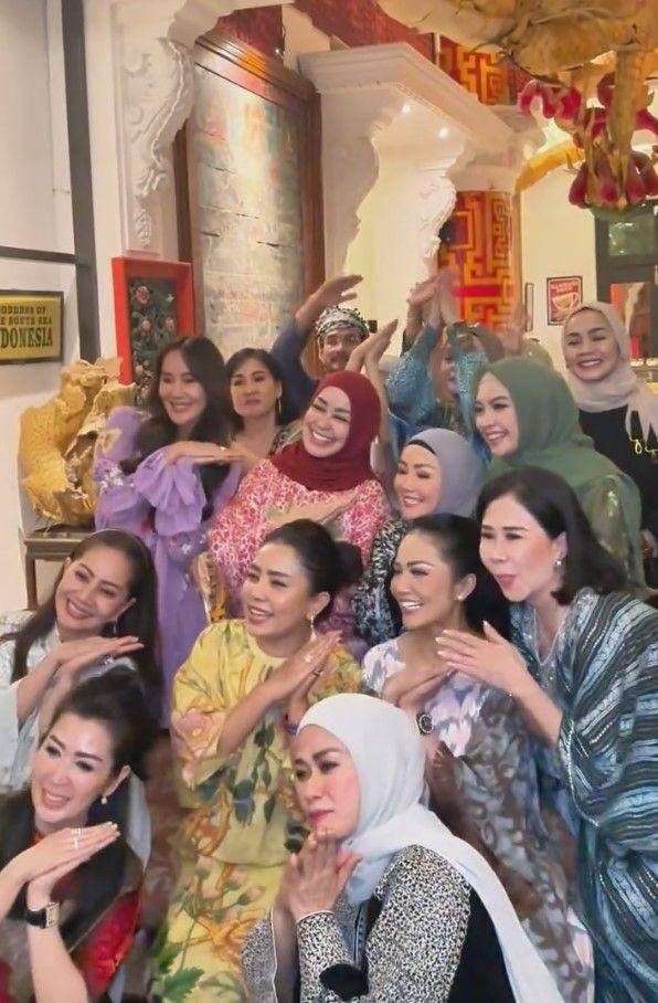 potret buka puasa bersama Geng Kepompong (instagram.com/mayangsari_official)
