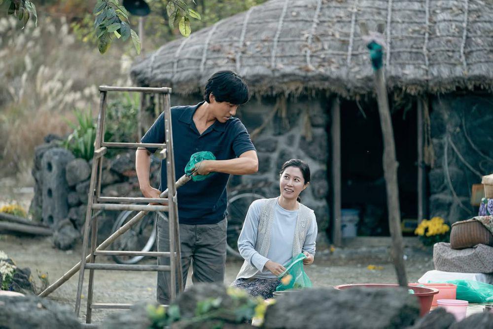 Moon So Ri dan Park Hae Joon di KDrama When Life Gives You Tangerines (instagram.com/netflixkr)