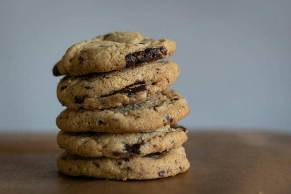 ilustrasi makanan manis chocolate chip cookie