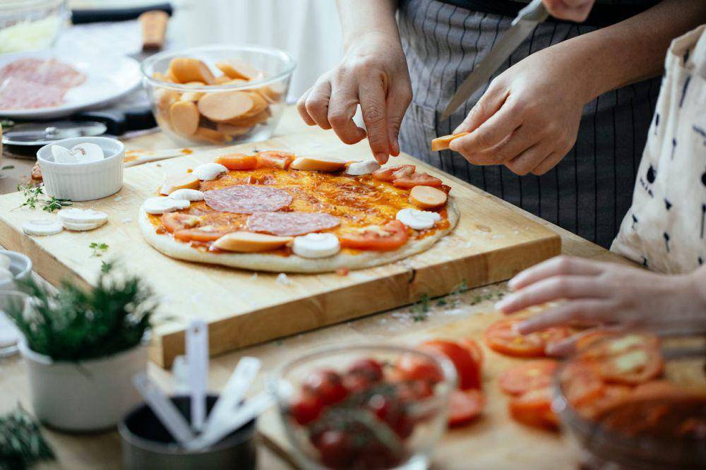 ilustrasi masak pizza (pexels.com/Katerina Holmes)