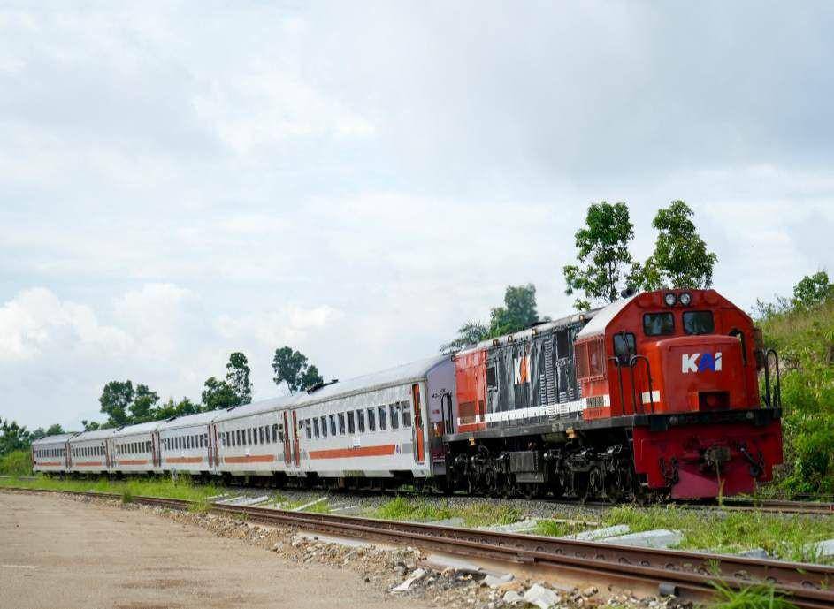 Penampakan kereta api dan rangkaian KAI Divre IV Tanjungkarang. (Dok. KAI Tanjungkarang).