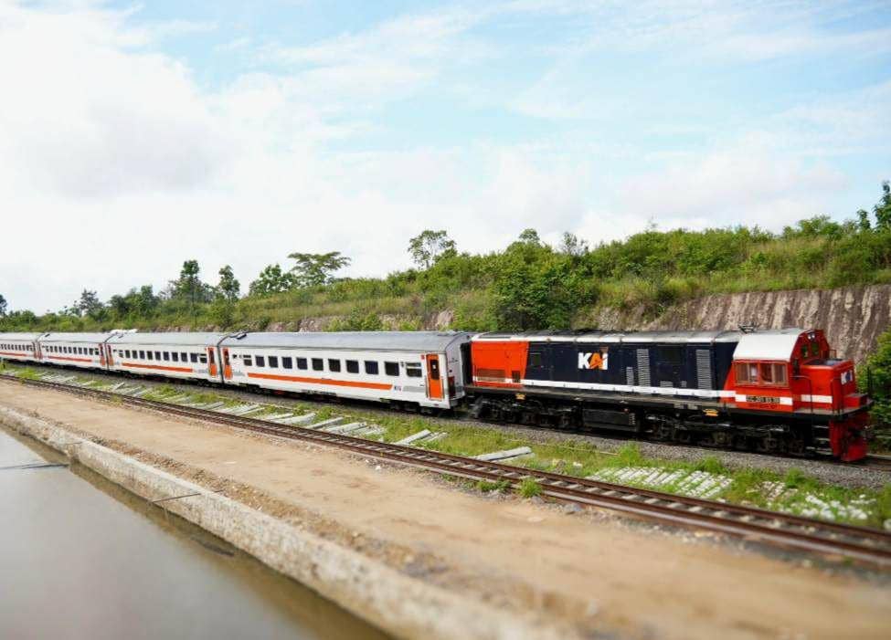 Penampakan kereta api dan rangkaian KAI Divre IV Tanjungkarang. (Dok. KAI Tanjungkarang).