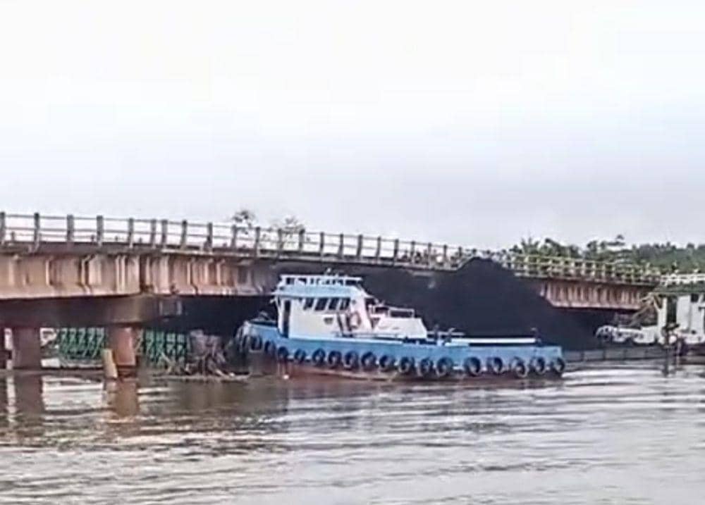 Tongkang Batu Bara Tersangkut di Jembatan Bentayan Banyuasin