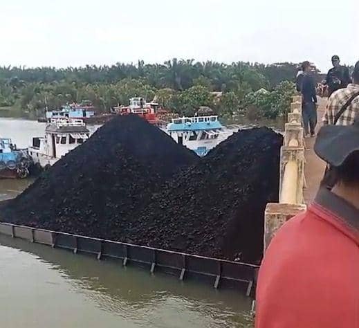 Kejadian tongkang nyangkut di jembatan Bentayan Banyuasin (Dok: istimewa)