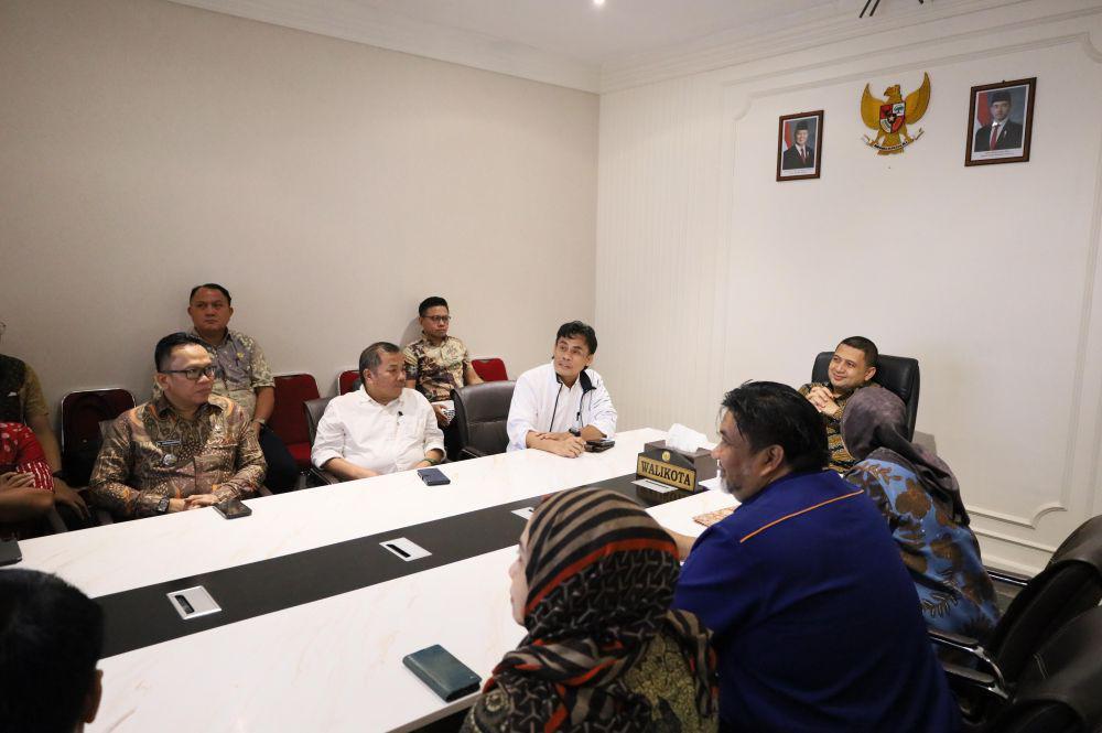 Wali Kota Makassar, Munafri Arifuddin, bersama perwakilan Unhas dalam rapat koordinasi membahas solusi penanganan banjir di Balai Kota Makassar, Kamis (13/3/2025). (Dok. Humas Pemkot Makassar)