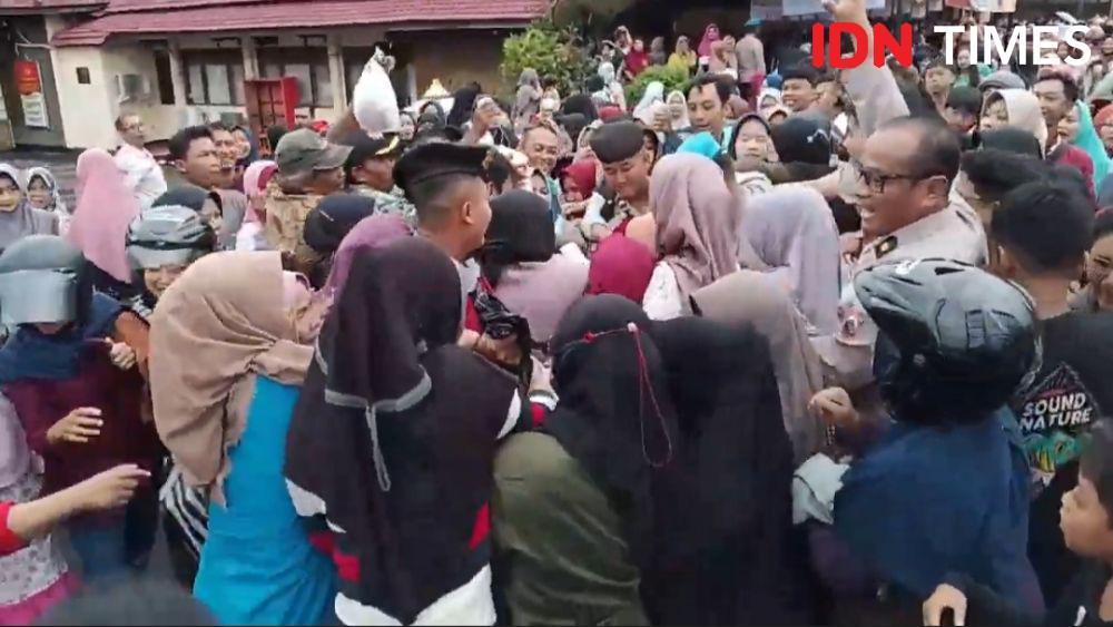 Ratusan Warga Purbalingga Berebut Beli Takjil Serba Rp1000