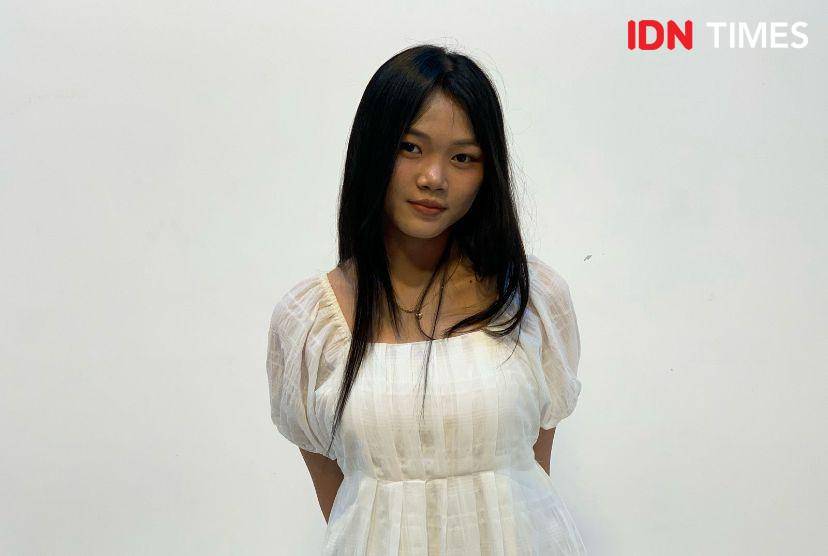 potret Lenn Liu, penulis novel Rumah untuk Alie, di kantor IDN, Jakarta, Rabu (12/3/2025) (dok. IDN Times/Zahrotustianah)
