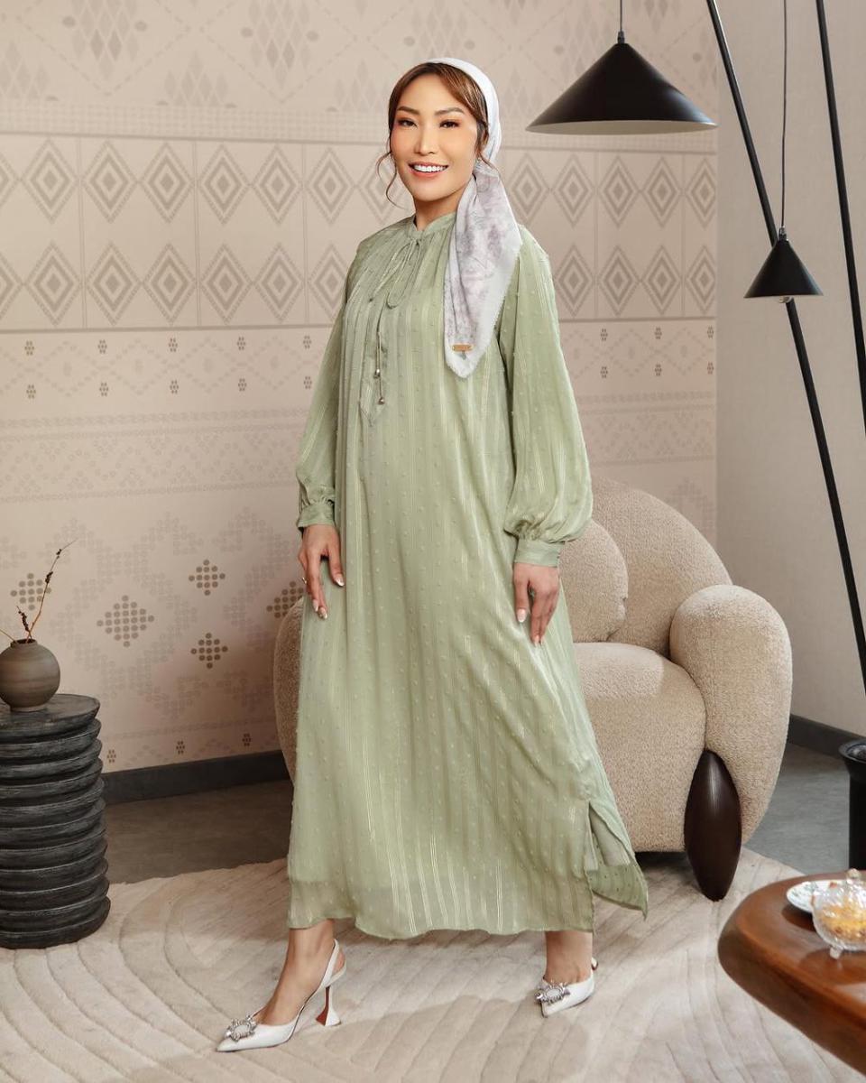 potret inspirasi dress dan one set ala Ayu Dewi (instagram.com/minimal_stores)