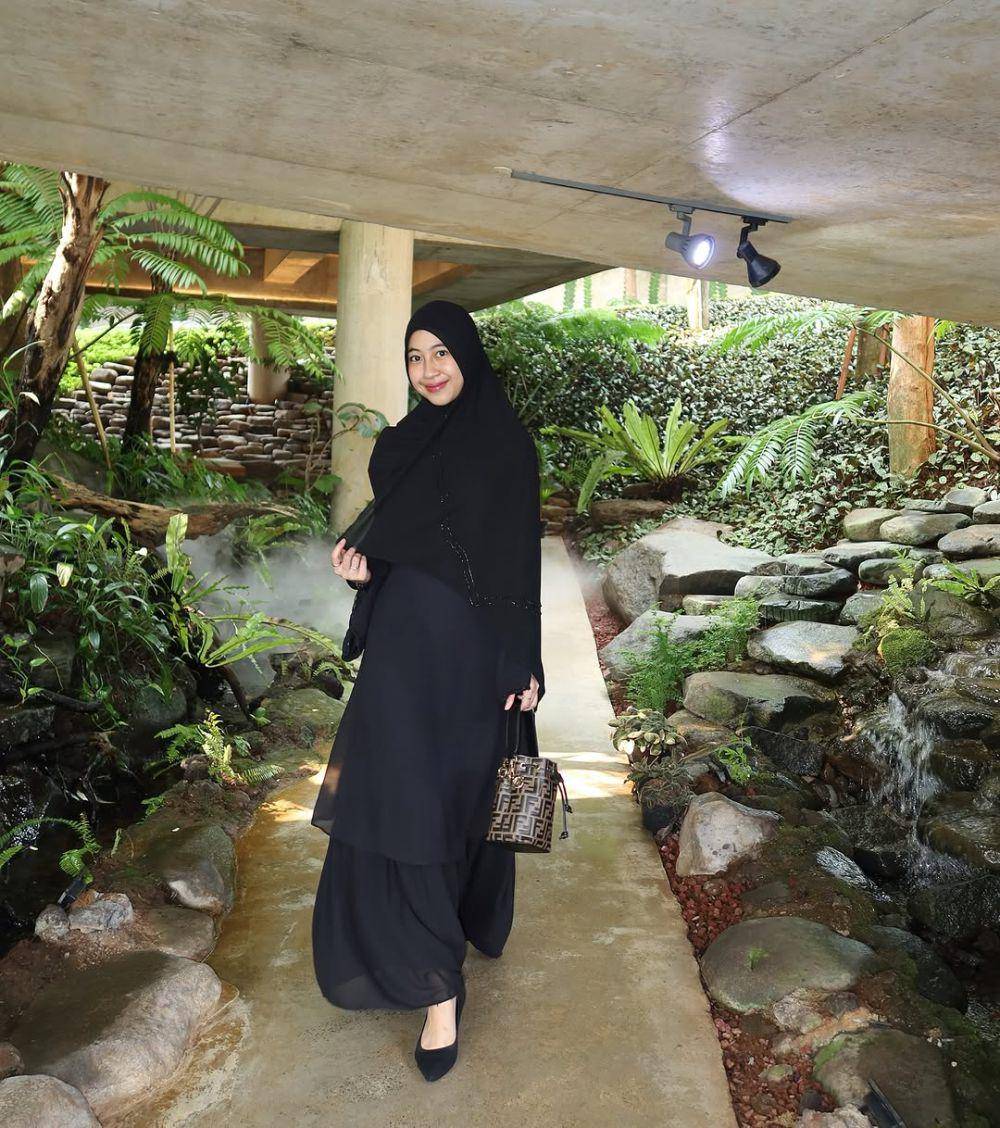 gaya kasual feminin ala Adiba Kanza