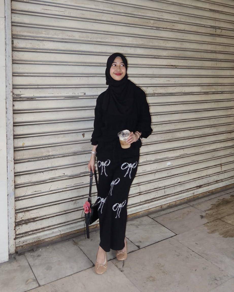 de outfit hijab kasual feminin ala Adiba Kanza