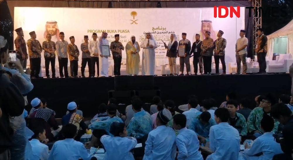 Bukber Terpanjang 2,8 KM di Stadion Manahan Cetak Rekor MURI