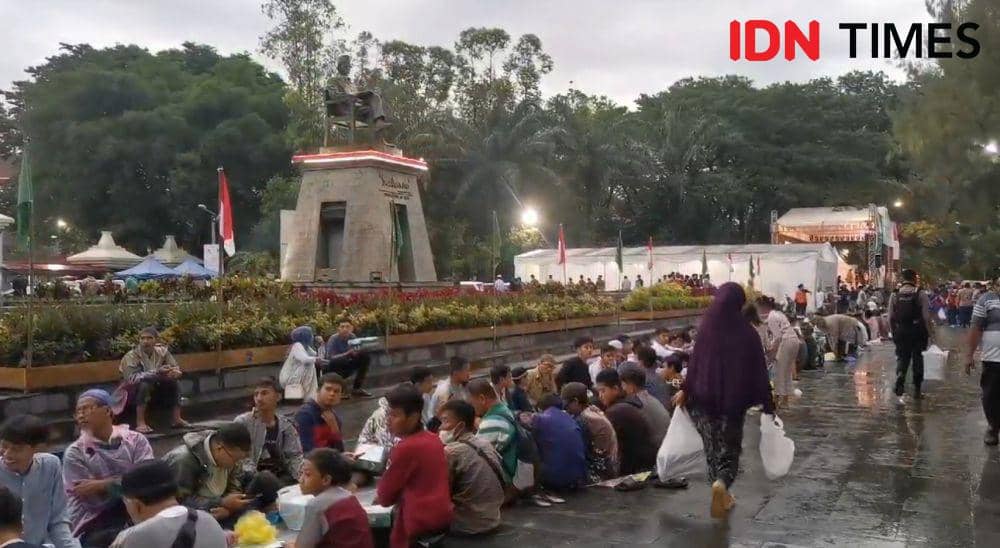 Acara Buka Bersama terpanjang di Stadion Manahan, Solo. (IDN Times/Larasati Rey)