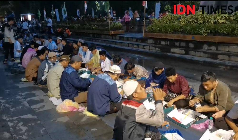 Acara Buka Bersama terpanjang di Stadion Manahan, Solo. (IDN Times/Larasati Rey)