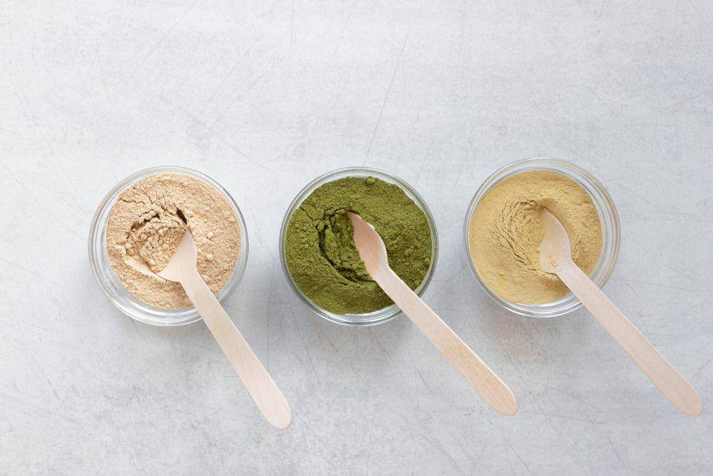 ilustrasi bubuk matcha dan susu (freepik.com/freepik)