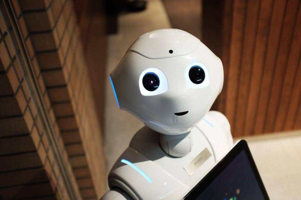 Robot humanoid (pexels.com/Alex Knight)