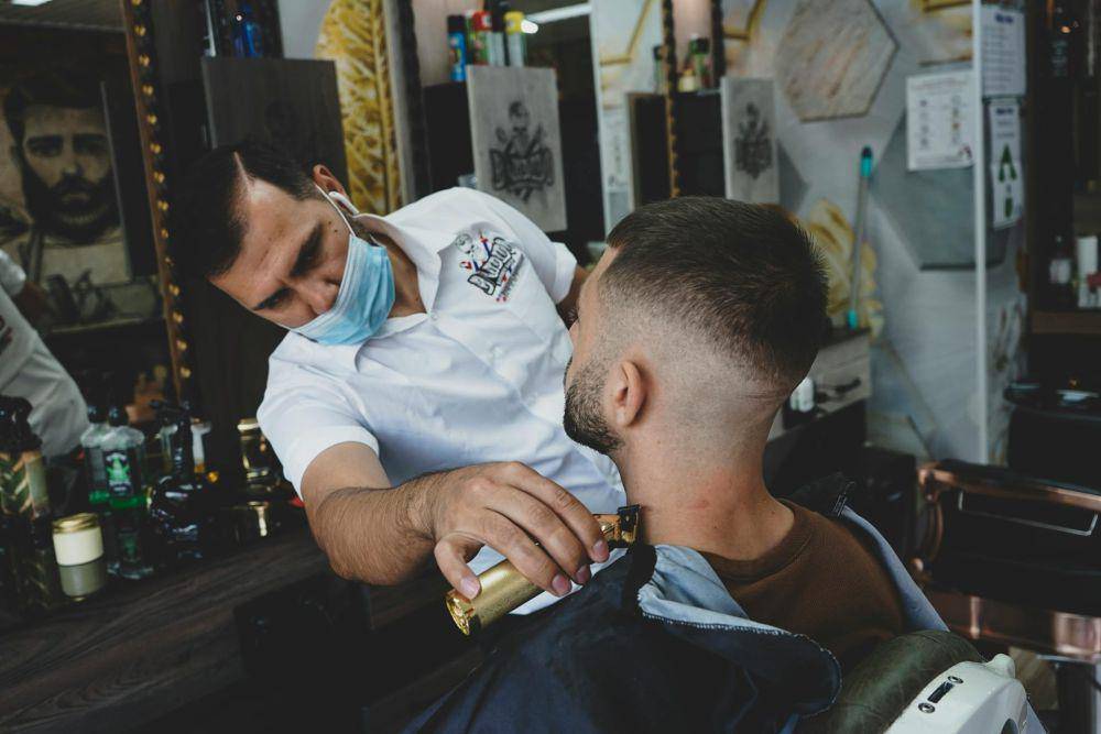 ilustrasi gaya rambut crew cut (pexels.com/Farhan Alkhaled)
