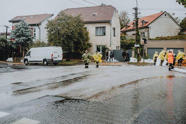 ilustrasi banjir (pexels.com /Helena Jankovičová Kováčová)