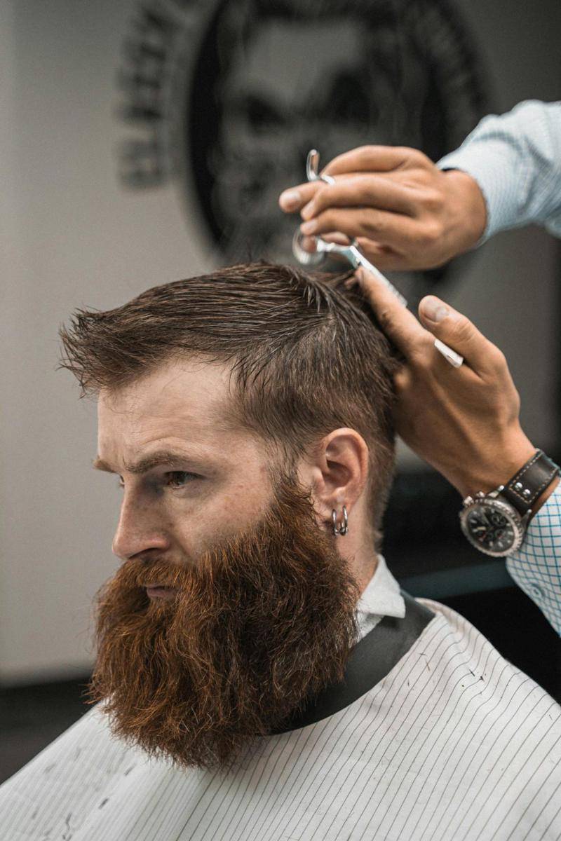 ilustrasi gaya rambut short spike (pexels.com/Alex Urezkov)