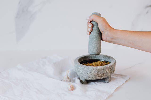 ilustrasi proses membuat sambal bawang (pexels.com/Photo By: Kaboompics.com)