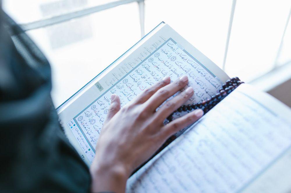 5 Keutamaan Membaca Al-Qur'an di Malam Nuzulul Quran, Praktikkan!