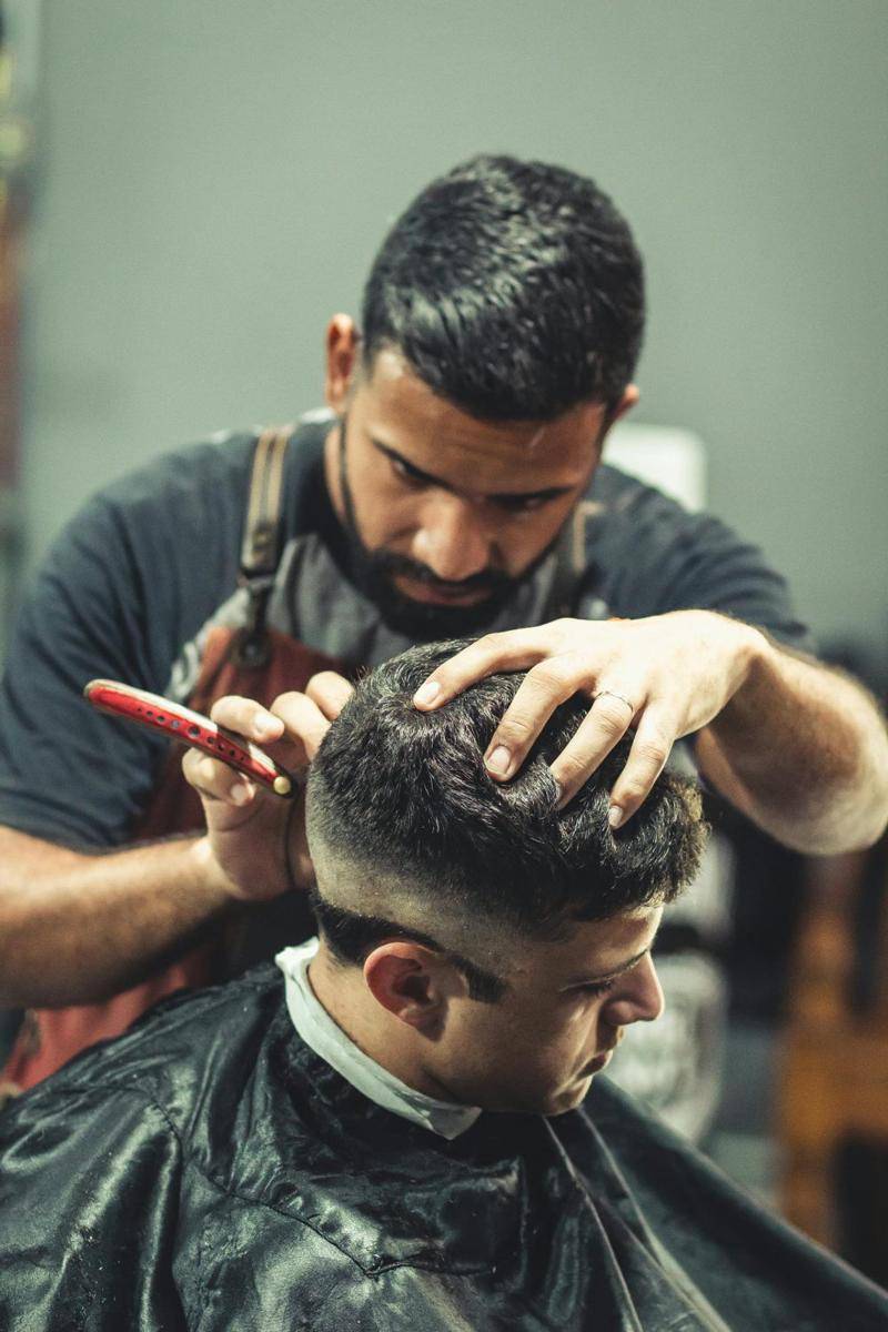 ilustrasi gaya rambut french crop (pexels.com/Thgusstavo Santana)
