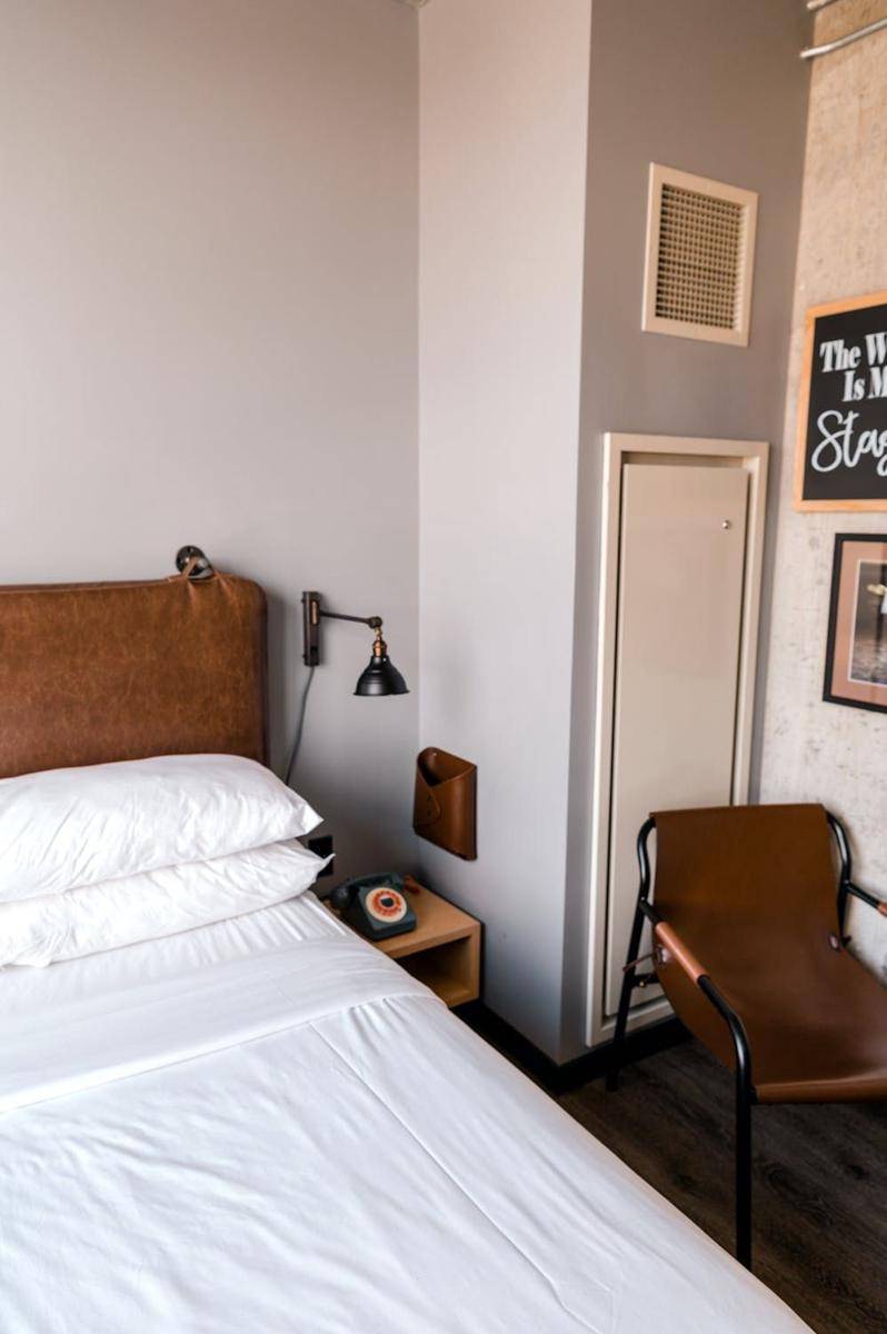 Ilustrasi Single Room (https://www.pexels.com/@andreaedavis/)