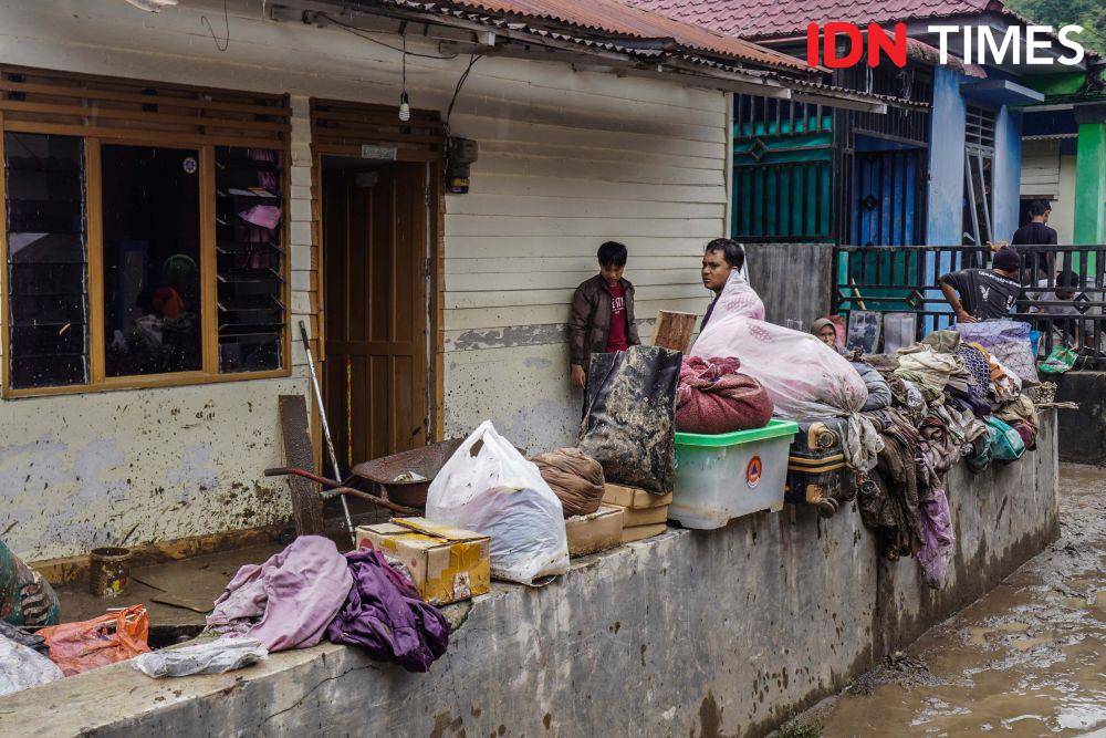 Banjir merusak sejumlah bangunan di Kota Padangsidimpuan, Jumat (14/3/2025). (AN Creative Agency for IDN Times)