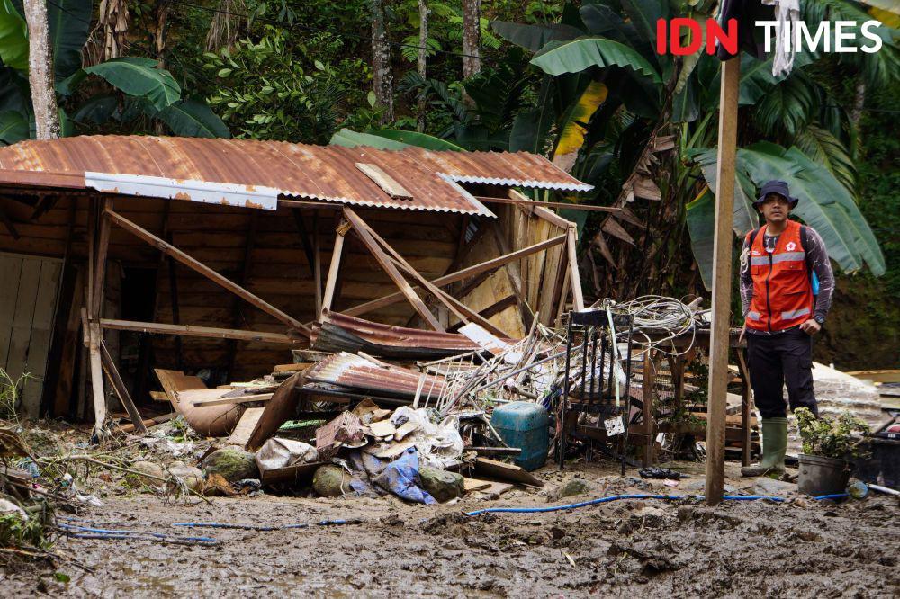 Banjir merusak sejumlah bangunan di Kota Padangsidimpuan, Jumat (14/3/2025). (AN Creative Agency for IDN Times)