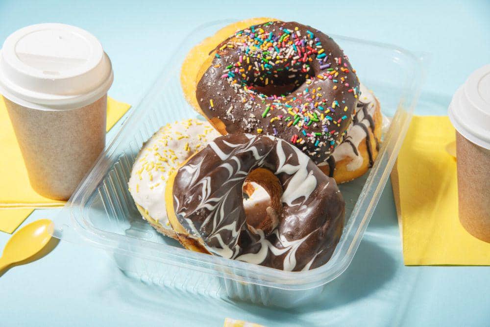 ilustrasi takjil donat dan minuman