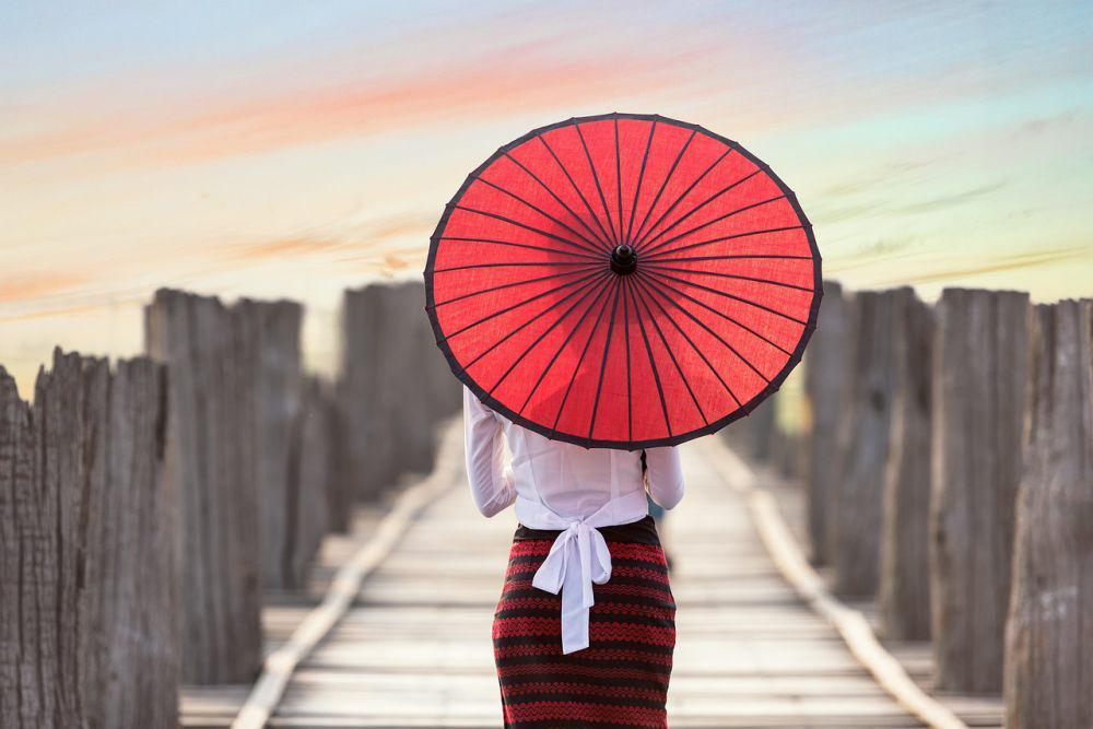 potret wanita dengan payung khas Jepang (pixabay.com/sasint)