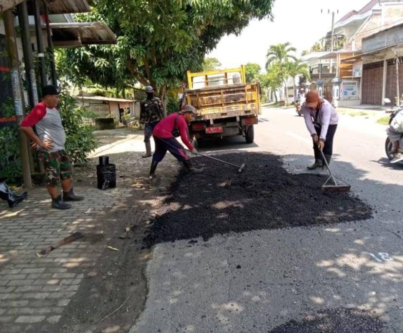 Petugas melakukan perbaikan jalan di Tulungagung. IDN Times/ istimewa
