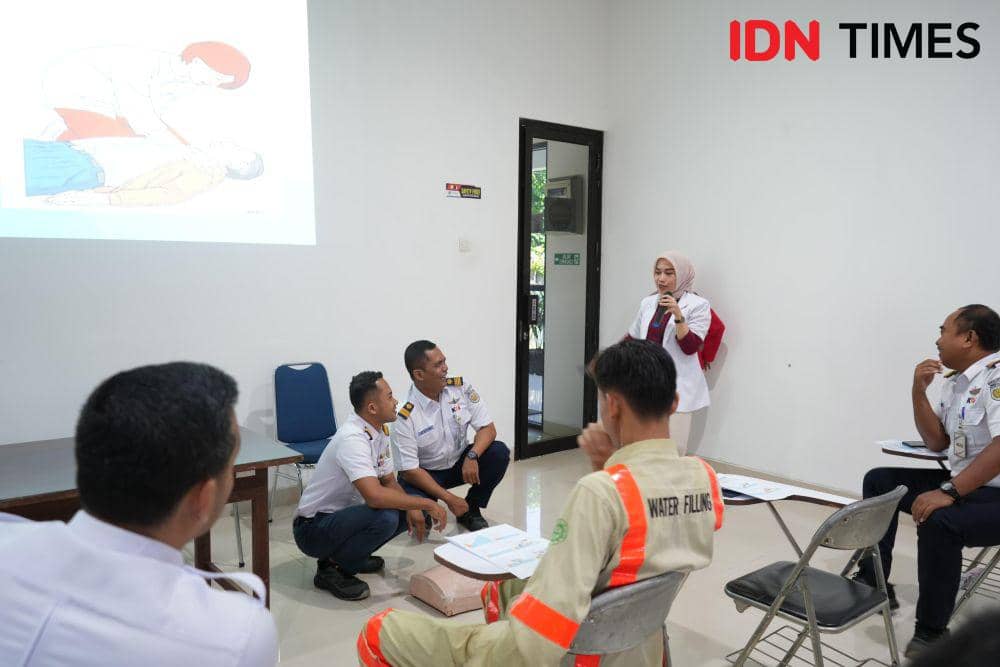 Refresh bagi SDM KAI Daop 5 Purwokerto dengan melatih penanganan kesehatan, Jumat (14/3/2025).(IDN Times/Foto : Imanuel Setya Budi)