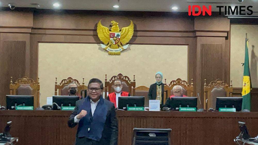 Sekjen PDI Perjuangan Hasto Kristiyanto sebelum sidang di Pengadilan Negeri Jakarta Pusat, Jumat (14/3/2025). (IDN Times/Aryodamar).