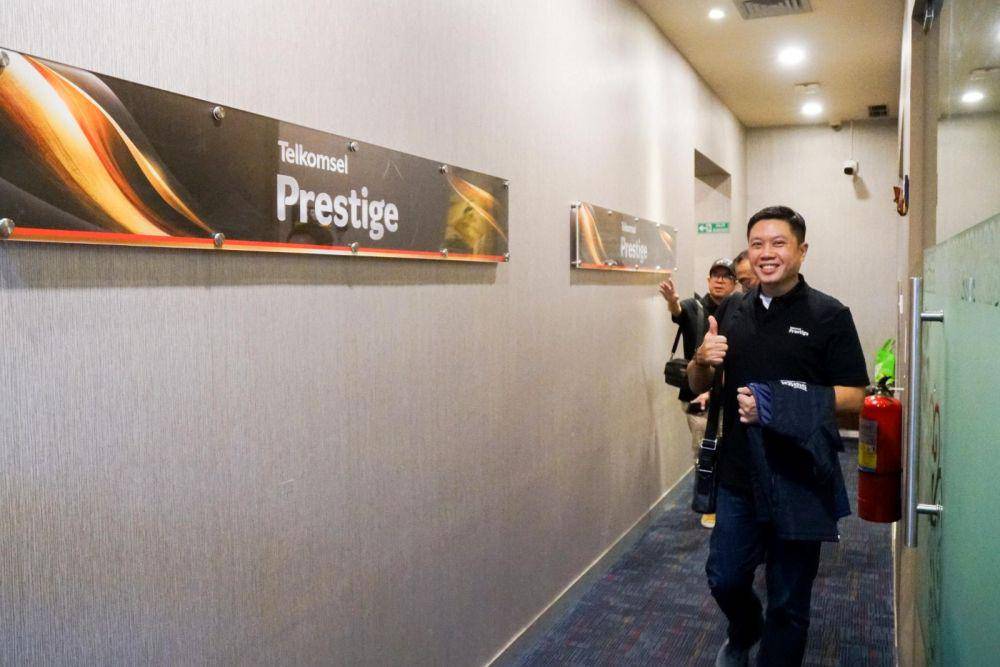 Telkomsel berkolaborasi dengan BlueSky menghadirkan Prestige SkyEase mencakup penjemputan dari drop-off terminal bandara, akses ke BlueSky Lounge, hingga pengantaran langsung dan secara privat ke pesawat. (Dok. Telkomsel).