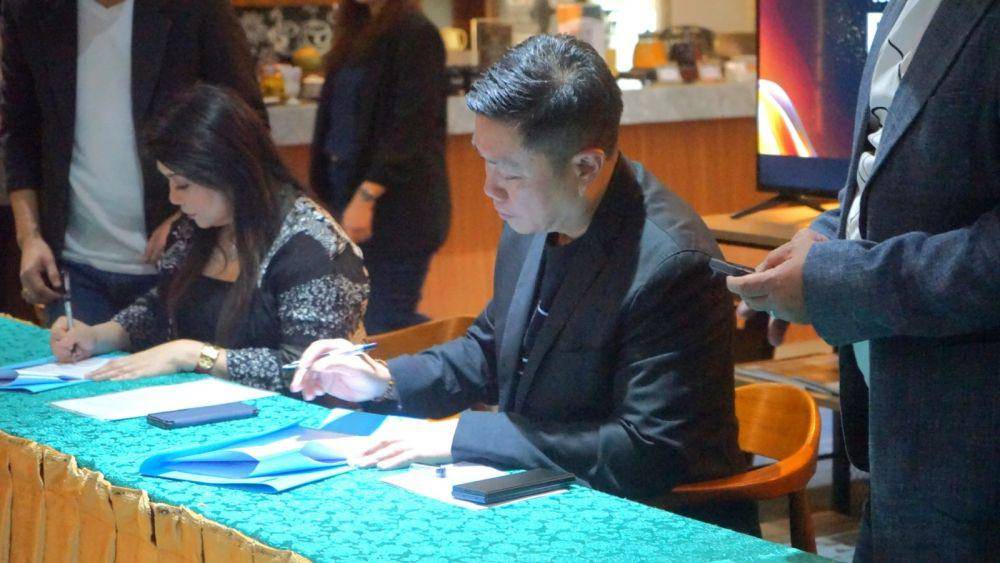 elkomsel dan BlueSky juga menandatangani Nota Kesepahaman (MoU) pada 14 Maret 2025 di BlueSky Lounge Bandara Sultan Syarif Kasim II, Pekanbaru (PKU). (Dok. Telkomsel).